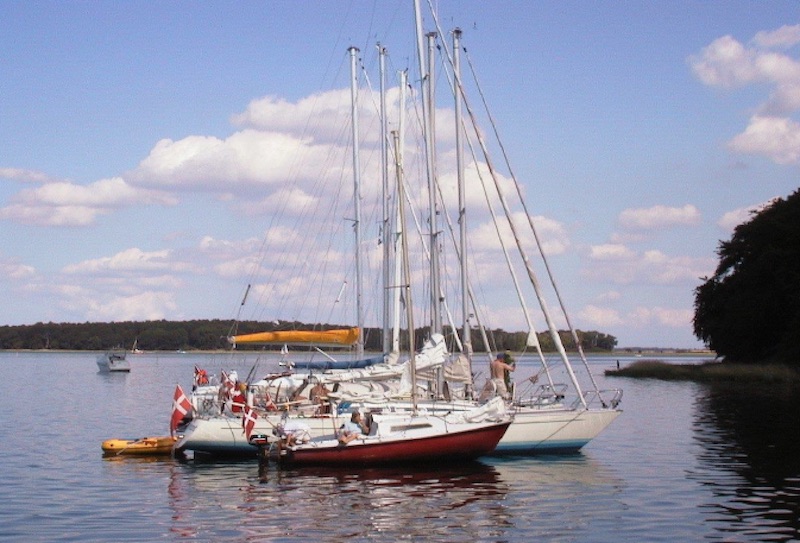 Familie under sejlads på Roskilde Fjord