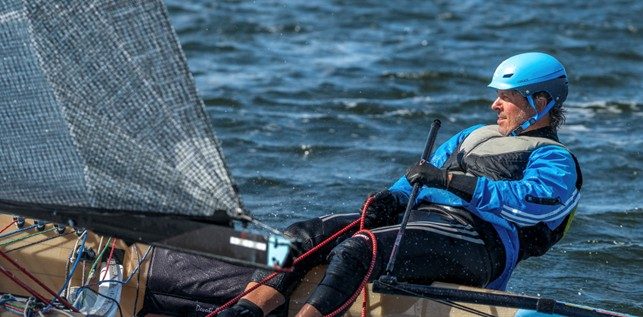 Finnjoller på fjorden under dramatisk himmel